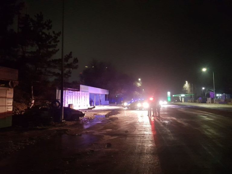 Accident tragic pe șoseaua Muncești. Un bărbat a decedat după ce BMW-ul condus de un tânăr beat a lovit un pilon